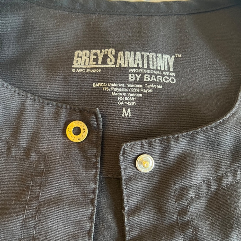 🚨SOLD🚨🎉HOST PICK🎉Greys Anatomy Black Warm-up Scrub Jacket - Picture 4 of 6